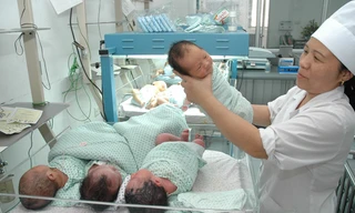 Chăm sóc trẻ sơ sinh tại bệnh viện nhi T.Ư. Ảnh: Hồng Vĩnh