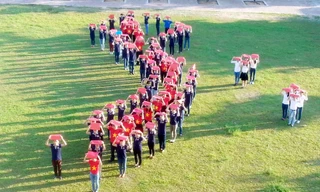 Sinh viên, giáo viên ĐH Sư phạm Đà Nẵng xếp hình chữ S Việt Nam, hát vang bài ca chủ quyền. Ảnh: H.V