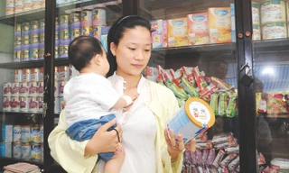 Giá bán lẻ một số sản phẩm sữa giảm giá trước quyết định áp trần. Ảnh: Như Ý