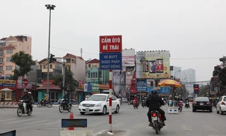 Tấm biển phụ cấm rẽ bằng Tiếng Việt này không thể là căn cứ xử phạt người điều khiển ô tô rẽ trái. Trường hợp người nước ngoài lái xe ô tô sẽ càng không thể hiểu được những tấm biển này