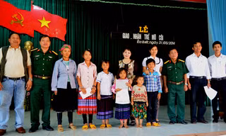 Lễ giao nhận các cháu tại UBND xã Ea Kiết. Ảnh: Thiên Thảo