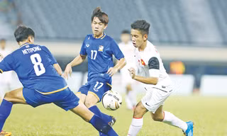 U19 Việt Nam (áo trắng) vượt qua U19 Thái Lan để tiến vào trận chung kết. ảnh: VSI 