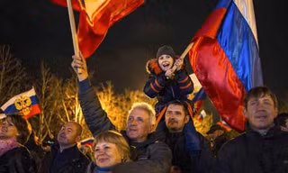 Người dân ăn mừng kết quả trưng cầu dân ý tại Simferopol ngày 17/3. Ảnh: AP