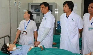 Ngay trong đêm 1/9, Thứ trưởng Bộ Y tế Nguyễn Thanh Long (người thứ 2 từ trái sang phải) cùng đoàn công tác của Bộ Y tế đã đến Bệnh viện Đa khoa tỉnh Lào Cai trực tiếp chỉ đạo công tác cấp cứu. Ảnh: VnExpress