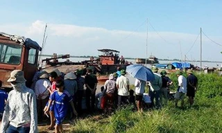 Lực lượng cứu nạn phối hợp với gia đình các nạn nhân tìm kiếm trên sông Hồng