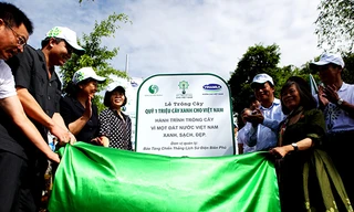 Các đại biểu cùng thực hiện nghi thức kéo vải phủ bảng lưu niệm của chương trình Quỹ 1 triệu cây xanh cho Việt Nam trong Lễ trồng cây của Quỹ 1 triệu cây xanh tại Điện Biên.Ảnh: Xuân Phú