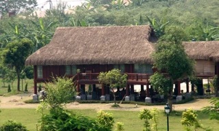 Bên trong khu nghỉ dưỡng ở giữa bãi sông Hồng