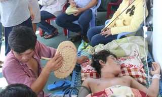 Hành khách nằm la liệt trong một không gian chật chội, ngột ngạt trên tàu Phú Quý 07