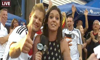 Cổ động viên Đức tự tin tạo dáng trước camera