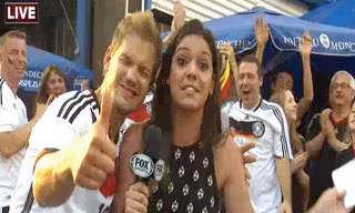 Cổ động viên Đức tự tin tạo dáng trước camera