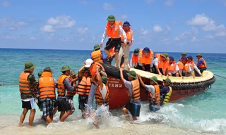 Đưa đại biểu lên đảo