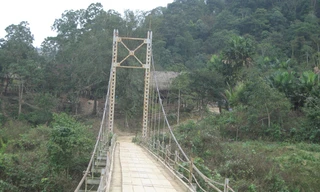 Hàng chục cầu treo ở khu vực miền tây Nghệ An đã xuống cấp. ảnh: Phan Sáng
