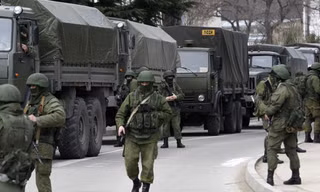 Binh sĩ Nga tại Crimea hồi tháng 3. Ảnh: AP