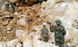 Lực lượng quân đội đặt mìn phá đá cứu hộ tại hiện trường 