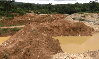 Dọc sông Re biến dạng do những hố đào vàng