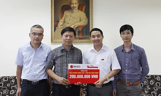  Ông Nguyễn Minh Tâm, Giám đốc Kinh doanh Elmich Việt Nam trao biểu trưng số tiền ủng hộ các lực lượng đang làm nhiệm vụ tại Hoàng Sa cho Phó TBT Báo Tiền phong Trần Thanh Lâm.