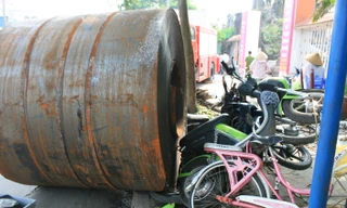 Cuộn thép khổng lồ văng xuống đường gây hư hỏng nhiều phương tiện bên đường