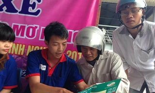 Thí sinh và người nhà được tình nguyện viên giúp đỡ tại bến xe ngày 30/6. Ảnh: Nguyễn Hà