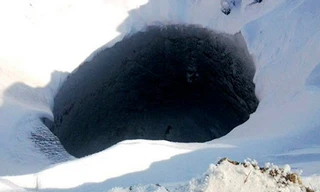 Miệng hố khổng lồ xuất hiện đầy bí ẩn ở Siberia. (Nguồn: ibtimes.co.uk) 