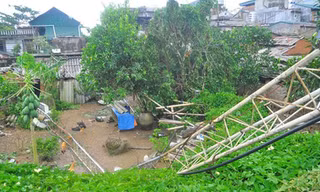 Cột phát sóng cao 35 mét ở Quảng Ninh bị bão quật đổ