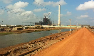  Trung tâm Nhiệt điện Duyên Hải bên đê biển. ẢNH: SÁU NGHỆ