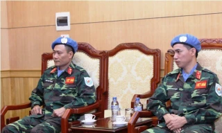 Trung tá Mạc Đức Trọng (trái) và Trung tá Trần Nam Ngạn tại buổi gặp.