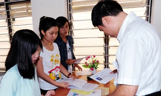 Các thí sinh làm hồ sơ thi đại học năm 2014. Ảnh: Nguyễn Đông.