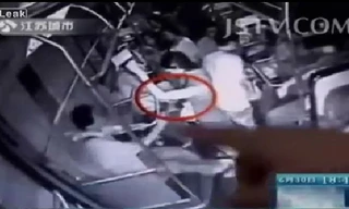 Dâm tặc ngang nhiên sờ ngực cô gái trên xe bus