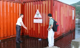 Hai container 7.000 lít dầu biến thế nhiễm hóa chất siêu độc PCB vẫn còn nguyên tại cảng Cái Lân sau tuyên bố sẽ di dời cách đây 3 tuần. Ảnh: Đỗ Hoàng