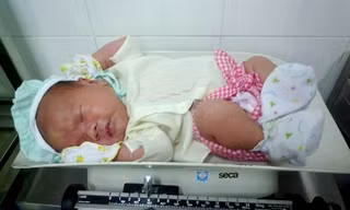 Cháu bé trai hiện đang được chăm sóc tại bệnh viện. Ảnh: B.T.