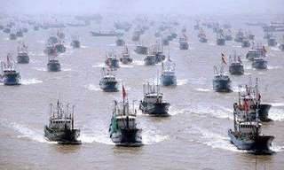 Hơn 10.000 tàu cá Trung Quốc từ tỉnh Chiết Giang và Phúc Kiến trong một lần đổ ra biển Đông, dưới sự hướng dẫn của tàu hải giám. Ảnh: Xinhua