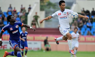 HAGL (phải) vượt qua chủ nhà Than QN trên chấm luân lưu 11m để giành quyền vào bán kết. ảnh: VSI 