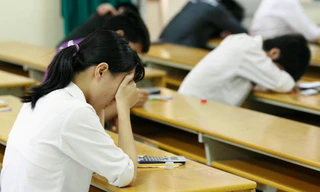 Thí sinh mệt mỏi trong phòng thi đại học 2013. Ảnh: Hồng Vĩnh