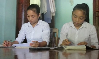 Hai chị em song sinh Phạm Thị Việt Hương (á khoa Trường ĐH Luật Hà Nội) và Phạm Thị Việt Hà (thủ khoa Học viện Hành chính Quốc gia).