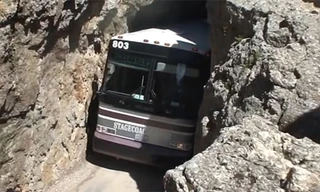 Xe buýt xuyên qua khe núi siêu hẹp