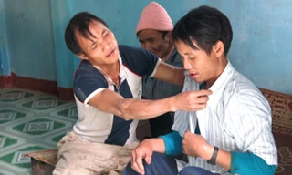 40 tuổi, lần đầu tiên anh Lang được người nhà sắm cho áo mới sửa soạn đón Tết...