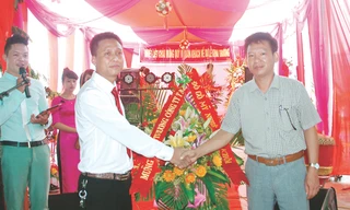 Ông Vũ Minh Khôi, Giám đốc Công ty TNHH đồ gỗ mỹ nghệ Minh Khôi (bên trái) đón nhận chúc mừng từ đối tác 