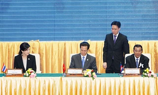 Thủ tướng Nguyễn Tấn Dũng ký Tuyên bố Phnom Penh thông qua Tuyên bố Nhân quyền ASEAN. Ảnh: TTXVN