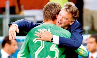 Van Gaal và tuyệt chiêu thay 'gác đền'