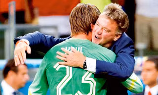 Van Gaal và tuyệt chiêu thay 'gác đền'