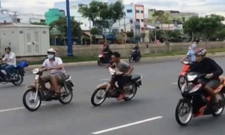 Đám đông sợ hãi vì quái xế náo loạn Đại lộ Đông Tây