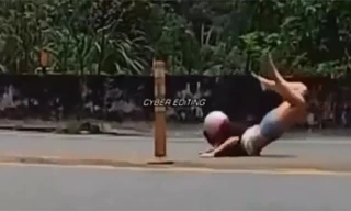 Ngã xe khi vào cua, cô gái 'mài' ngực xuống đường