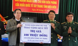 Thống đốc Nguyễn Văn Bình tặng quà cho Đồn Biên phòng Tây Trang. Ảnh: XB