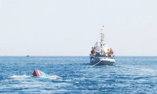 Tàu cá Việt Nam bị tàu Trung Quốc đâm chìm một cách vô nhân đạo 