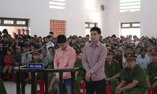 Bị cáo Ngô Văn Tâm (phải) và Trần Tự Điển tại tòa. Ảnh: Người Lao Động