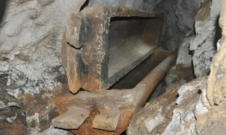 Chiếc quan tài bằng thân gỗ nguyên khối được gác trên một vách đá 