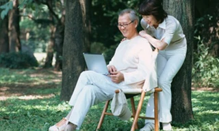 Ông ngoại tôi muốn kết hôn với người giúp việc kém cả tuổi con gái mình sau khi bà ngoại mất chưa được bao lâu (Ảnh minh họa)