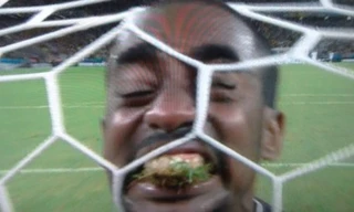 Thủ môn Boubacar Barry nhai cỏ trên sân ăn mừng bàn gỡ hòa 1-1 của Bờ Biển Ngà