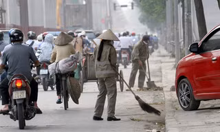 Hoạt động thu gom rác vẫn còn hết sức thủ công trong khi lại chưa có công cụ để nghiệm thu sản phẩm cuối cùng. Ảnh: Như Ý