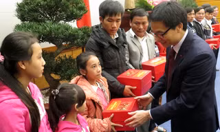 Phó Thủ tướng Vũ Đức Đam trao quà cho các gia đình ngư dân, chiến sĩ tham dự Chương trình Trái tim Biển đảo. Ảnh: C.K